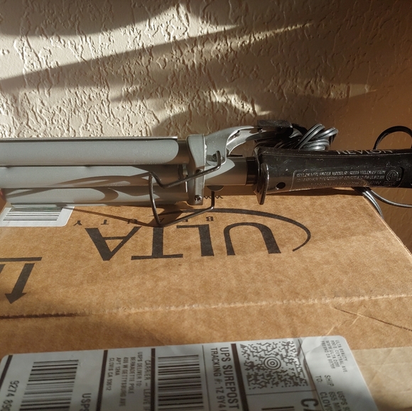 SOLD Revlon 3 Barrel Waver Styling Curling Iron - Picture 3 of 5
